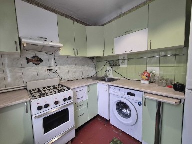 Продам 2-х кімнатну квартиру Бл Центр 5/5цегла 38м кв косметика
