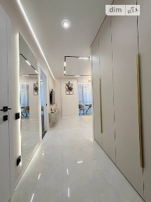 Оренда однокімнатної квартири з просторою кухнею-студією.