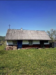 Будинок та земельна ділянка в Карпатах, краєвид на гори, повз ділянки пролягає туристичний маршрут.