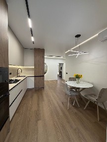 Продаж сучасної 2 кімнатної квартири біля міського озера.