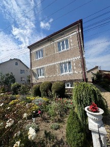 Продаж будинку у м. Самборі 10 соток | 2 поверхи + 2 гаражі