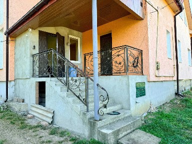 Продаж частини будинку з ремонтом