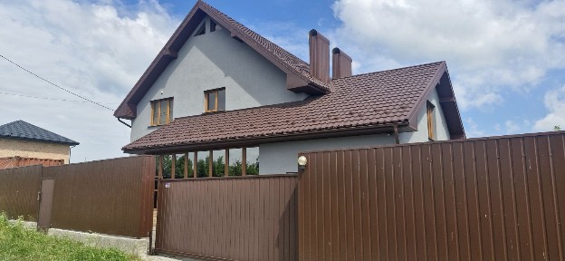 Продається житловий будинок з господарськими будівлями в с. Угринів/5км від Ратуші/