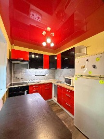 Продам 2 км. квартиру возле пр. Свободы ( следующаяя улица)