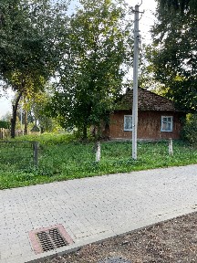 Земельна ділянка з деревʼяним будинком