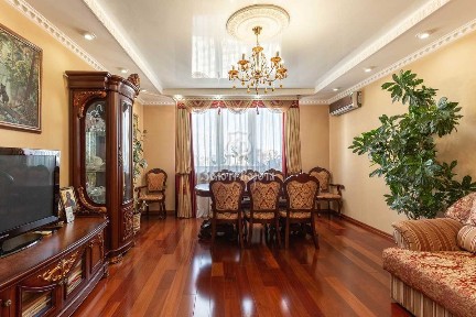 Продаж 4-кімнатної квартири 142 м², Срібнокільська вул., 1