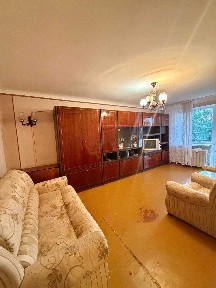 Продам 2-кімнатну квартиру по вул. Набережна