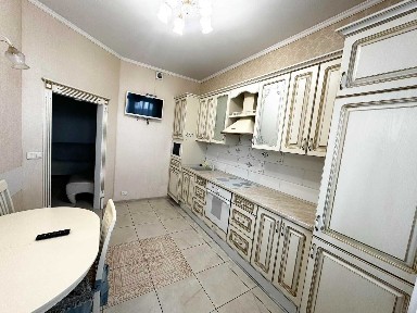 Гната Хоткевича 12, трьох кімнатна, євроремонт, метро Чернігівська