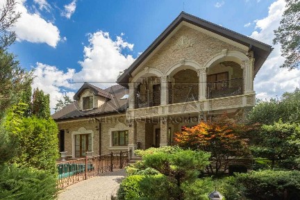Продаж будинку серед сосен у Стоянці