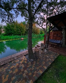 Оренда будиночка з джакузі на річці, світло Є завжди