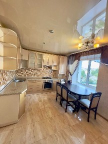 Продається простора 2-кім. квартира 74,1м2 в цегляному будинку, автономка, Масани
