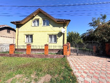 Продаж просторого будинку 260 м² з гаражем та терасою в м. Стрий