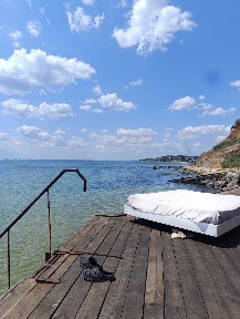 Будинок на безлюдному березі моря