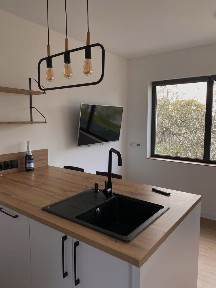 Продаж окремої квартири-студії з гаражем та власною територією