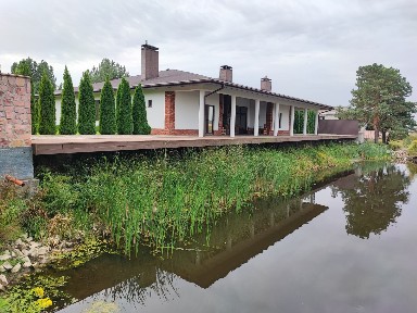 Будинок з озером біля лісу і річки с. Дзвінкове.