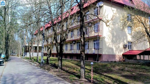 Пуща-Водиця. Окремо розташована нежитлова будівля. Здам в оренду приміщення площею 588 м. кв. Повністю весь поверх. Своя парковка на 10-12 паркомісць!