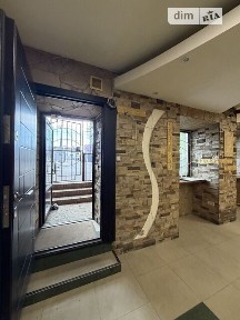 Продаж офісного приміщення 60 кв. м. на 1 поверсі на вул. Разумовська, триповерхова будівля • ID 35009525