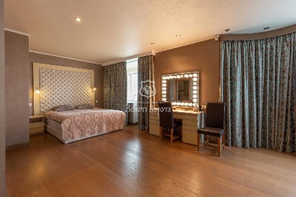 Продаж 4-кімнатної квартири 233 м², Верховинна вул., 35