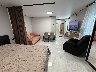 30 м до пляжу! 1-к квартира 30 м² з видом на море та виходом на Трасу здоров'я. Дорогий ремонт, меблі. Заходь і отримуй прибуток