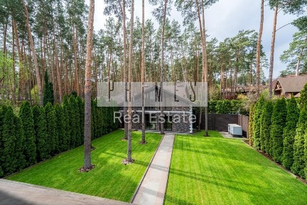 Продаж будинку 460 м2 з басейном в соснах в закритому містечку, с. Стоянка