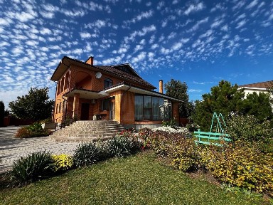 Продаётся классный добротный дом в Новоалександровке со своей набережной