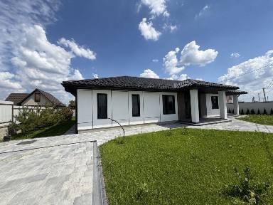 Продаж сучасного одноповерхового будинку з басейном та ландшафтним дизайном у Вінниці