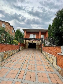 Продаж. Просторий будинок, 181 м2, 3 кімнати. 5.35 соток. Гараж. Центр міста
