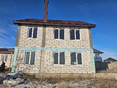 Село Усатово. Большой двухэтажный дом с землей.