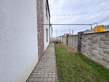 Продам кутовий котедж на Щасливому під чистову обробку!