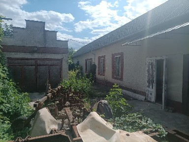 Продається двоповерховий будинок з літньою кухнею, гаражем та господарсьуими прибудовами в с. Гетен