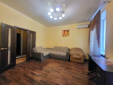 пропонується на довгостроково 2-кімнатна квартира площею 60м² в центрі міста, на 2 поверсі. Вул. Футуристов (Маяковского) кут Преображенского.