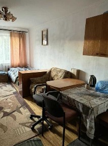 Пропонується до продажу компактне житло у колишньому гуртожитку на вул. Садова