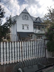будинок при центральній дорозі по вул Собранецькій 900 м від кордону, 600 м від аеропорту