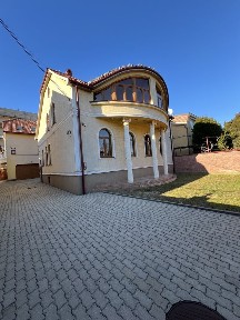 Продам будинок разом з комерційним приміщення в центрі м. Мукачева