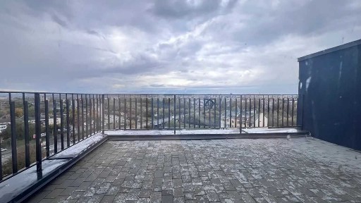 Двохрівнева видова квартира в центрі міста з терасою