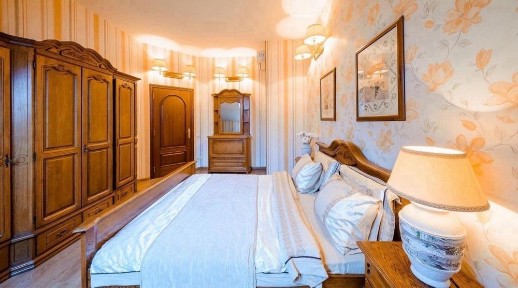 Затишна мансардна квартира з кухнею-студією та 2-ма спальнями, бомбосховище в підїзді, 100 м від метро «Арсенальна», довгостроково, 45000 грн.