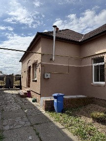 Продам будинок поруч з центром в м. Мукачеві, можна по програмах