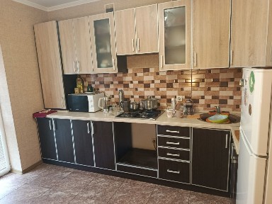 велика 2 кімн новобудова 70 м, газове опалення.