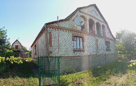 житловий будинок з літньою кухнею та гаражем