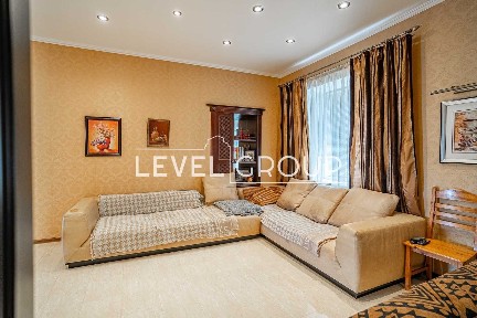 Пропонується до продажу будинок 191,5 м² у м. Бориспіль на великій зеленій ділянці 16 соток.