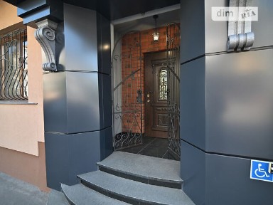 Продаж офісного приміщення 40 кв. м. на 1 поверсі на вул. Пластова 10, триповерхова будівля • ID 35024736