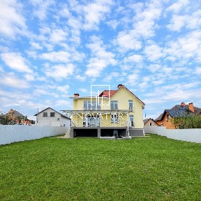 Продаж сучасного будинку 333 м² на ділянці 10,5 соток