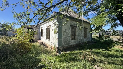 продаж будинку бюджетного село Миколаївка, зручності в будинку, є газ, камін, гараж, погріб, поруч є ставок для рибалки або відпочинку.