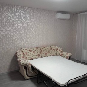 Левада поруч Сільпо парковка у дворі