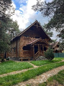 Котедж посеред гір та лісу в Микуличині