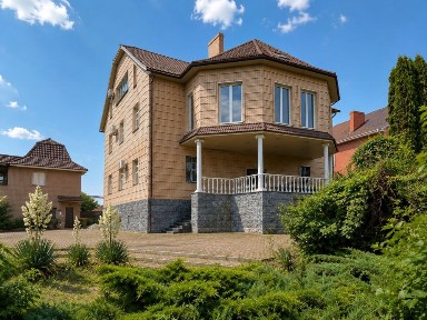 Розкішний триповерховий маєток із власним берегом Дніпра