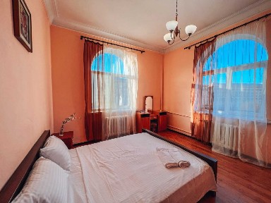 3-кімнатна квартира, Хрещатик 17, центр Києва, паркомісце, без комісії
