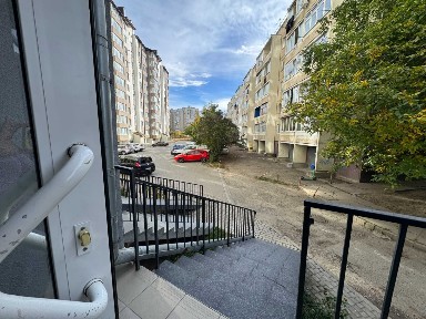 Оренда КП Пасічна, р-н ОКЛікарні (два приміщення : 1-й поверх і цоколь, можна окремо орендувати) свій двір. Ключі.
