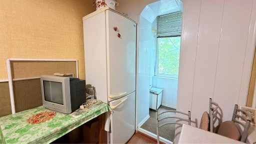 ГАЗ/ТЕЦ! Продам простору квартиру на Таїрова в цегляному будинку.