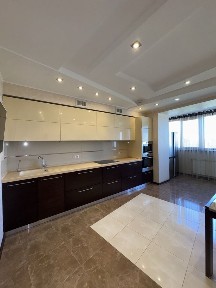 Продам простору квартиру з ремонтом на Таїрова в цегляному будинку